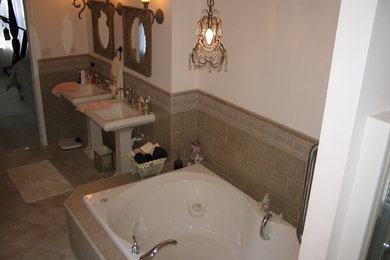 フィラデルフィアにある地中海スタイルのおしゃれな浴室の写真