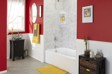 Diseño de cuarto de baño de tamaño medio con lavabo encastrado, combinación de ducha y bañera, baldosas y/o azulejos grises y paredes rojas