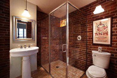Imagen de cuarto de baño clásico con lavabo con pedestal
