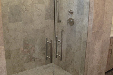 Modelo de cuarto de baño clásico renovado con baldosas y/o azulejos grises, baldosas y/o azulejos de piedra y suelo de mármol