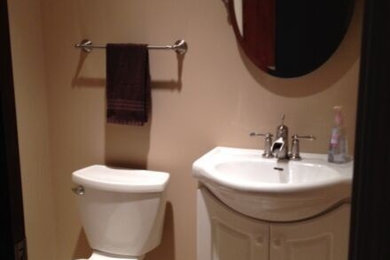 トロントにあるトラディショナルスタイルのおしゃれな浴室 (レイズドパネル扉のキャビネット、白いキャビネット、分離型トイレ、ベージュの壁、セラミックタイルの床、一体型シンク、ベージュの床) の写真