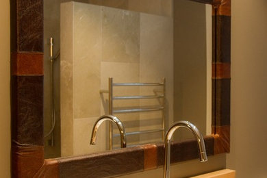 ハミルトンにあるトラディショナルスタイルのおしゃれな浴室の写真