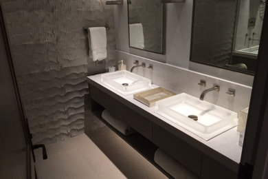 Inredning av ett modernt mellanstort en-suite badrum, med släta luckor, skåp i mörkt trä, grå kakel, stenkakel, klinkergolv i keramik, ett undermonterad handfat, bänkskiva i kvartsit och grått golv