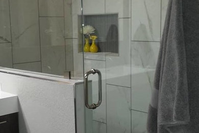 Foto de cuarto de baño clásico renovado con ducha empotrada, baldosas y/o azulejos grises, baldosas y/o azulejos blancos, baldosas y/o azulejos de porcelana, paredes blancas y ducha con puerta con bisagras