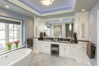 Inspiration for a transitional bathroom remodel in Milwaukee