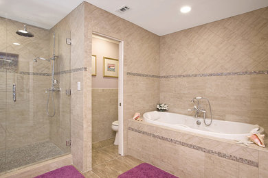 Idéer för att renovera ett mellanstort vintage en-suite badrum, med ett badkar i en alkov, en dusch i en alkov, beige väggar, klinkergolv i keramik, beiget golv och dusch med gångjärnsdörr