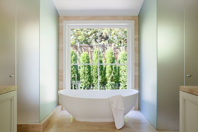 Exempel på ett stort modernt en-suite badrum, med skåp i shakerstil, vita skåp, ett fristående badkar, våtrum, vita väggar, ljust trägolv, träbänkskiva, brunt golv och dusch med gångjärnsdörr