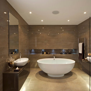 75+ Badezimmer mit brauner Wandfarbe und Falttür-Duschabtrennung Ideen