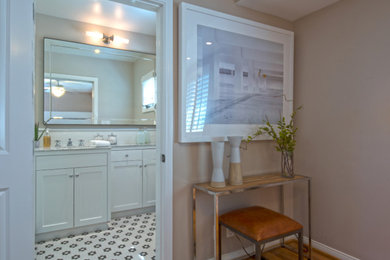 ロサンゼルスにある中くらいなトランジショナルスタイルのおしゃれな浴室 (シェーカースタイル扉のキャビネット、白いキャビネット、グレーの壁、セラミックタイルの床、マルチカラーの床) の写真