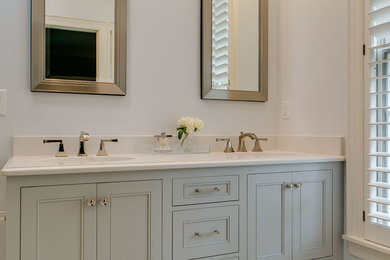 ローリーにあるトラディショナルスタイルのおしゃれな浴室 (インセット扉のキャビネット、グレーのキャビネット、クオーツストーンの洗面台) の写真