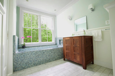 Modelo de cuarto de baño contemporáneo con encimera de mármol, baldosas y/o azulejos en mosaico y baldosas y/o azulejos azules