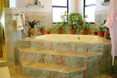 Diseño de cuarto de baño clásico renovado con bañera esquinera y paredes blancas