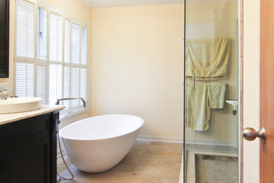 Foto de cuarto de baño principal tradicional renovado de tamaño medio con armarios con paneles con relieve, puertas de armario de madera en tonos medios y encimera de mármol
