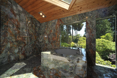 Modelo de cuarto de baño principal ecléctico extra grande con bañera japonesa, ducha abierta y suelo de baldosas tipo guijarro