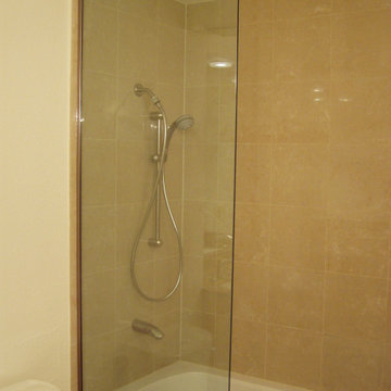 Bathtub and shower with glass splash guard