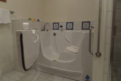 他の地域にある高級なトランジショナルスタイルのおしゃれな浴室 (セラミックタイルの床) の写真