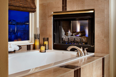Ejemplo de cuarto de baño principal actual grande con bañera encastrada, baldosas y/o azulejos beige, baldosas y/o azulejos de porcelana, paredes beige y suelo beige