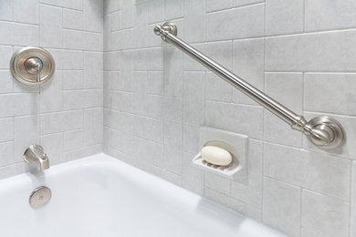 ミルウォーキーにある小さなトラディショナルスタイルのおしゃれな浴室 (ドロップイン型浴槽、シャワー付き浴槽	、ベージュのタイル、セラミックタイル) の写真