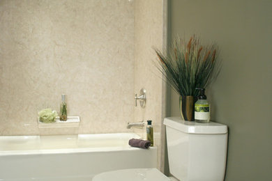 Klassisches Badezimmer mit Badewanne in Nische, Duschbadewanne, Wandtoilette mit Spülkasten, grüner Wandfarbe und Keramikboden in San Diego