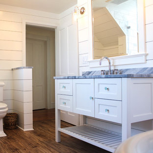 Cette photo montre une petit douche en alcôve principale nature avec un lavabo intégré, un placard en trompe-l'oeil, des portes de placard blanches, un plan de toilette en marbre, une baignoire sur pieds, un WC à poser, un carrelage gris, des dalles de pierre et un mur blanc.