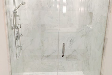 Imagen de cuarto de baño moderno con baldosas y/o azulejos de piedra y suelo de mármol