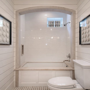 Inspiration pour une salle de bain marine avec une baignoire encastrée, un combiné douche/baignoire, un WC séparé, un carrelage blanc et un carrelage métro.