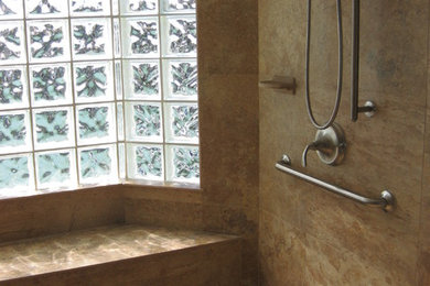 Idéer för att renovera ett mellanstort funkis en-suite badrum, med en öppen dusch, porslinskakel, klinkergolv i porslin, ett undermonterad handfat, beige kakel, beige väggar och granitbänkskiva