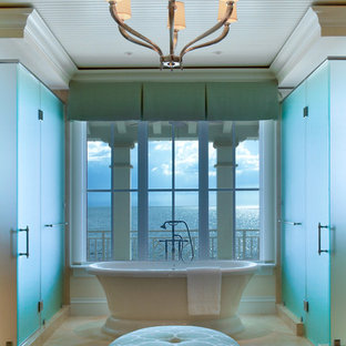 Foto di una stanza da bagno tropicale con vasca freestanding