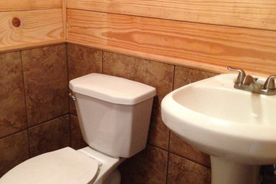 Idee per una piccola stanza da bagno con doccia chic con lavabo a colonna, WC a due pezzi, piastrelle marroni e pavimento con piastrelle in ceramica