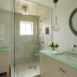 Immagine di una stanza da bagno stile marinaro con lavabo sottopiano, ante in stile shaker, ante bianche, doccia ad angolo, piastrelle beige, pareti bianche e top verde