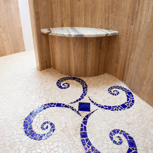 Inspiration för stora eklektiska en-suite badrum, med en kantlös dusch, porslinskakel, klinkergolv i småsten, luckor med upphöjd panel, skåp i mörkt trä, en toalettstol med separat cisternkåpa, brun kakel, flerfärgade väggar, ett undermonterad handfat och bänkskiva i kvartsit