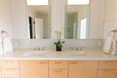 Пример оригинального дизайна: большая главная ванная комната в стиле неоклассика (современная классика) с врезной раковиной, плоскими фасадами, светлыми деревянными фасадами, мраморной столешницей, угловым душем, раздельным унитазом, синей плиткой, стеклянной плиткой, белыми стенами и полом из керамогранита