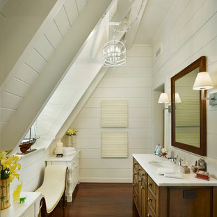 Ejemplo de cuarto de baño marinero con armarios tipo mueble, puertas de armario de madera oscura, paredes blancas, lavabo bajoencimera, suelo marrón y suelo de madera oscura