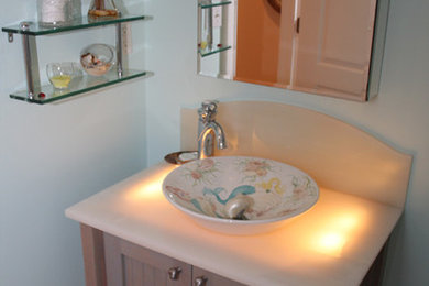Foto de cuarto de baño clásico con lavabo sobreencimera y encimera de ónix