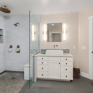 Immagine di una stanza da bagno padronale stile marinaro di medie dimensioni con ante con bugna sagomata, ante bianche, vasca freestanding, doccia a filo pavimento, WC a due pezzi, piastrelle bianche, piastrelle a mosaico, pareti beige, pavimento in ardesia, lavabo a bacinella e top in vetro riciclato