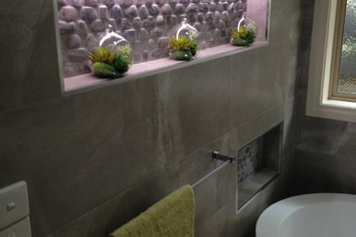Esempio di una stanza da bagno padronale minimalista con vasca freestanding, piastrelle beige, piastrelle in gres porcellanato, pareti beige e pavimento in gres porcellanato