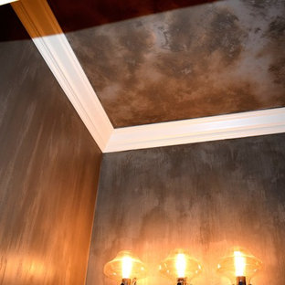 Shabby-Look Badezimmer mit Toilette mit Aufsatzspülkasten, schwarz-weißen Fliesen, brauner Wandfarbe und Sockelwaschbecken in Calgary