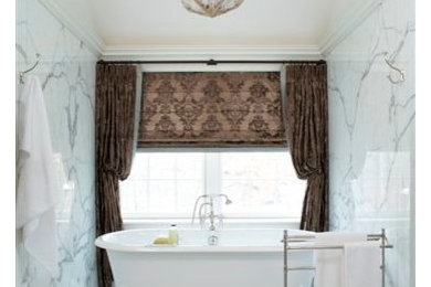 Foto de cuarto de baño principal tradicional grande con bañera con patas, baldosas y/o azulejos blancos y paredes blancas