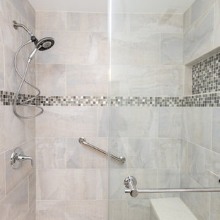 Esempio di una stanza da bagno con doccia classica di medie dimensioni con ante in stile shaker, ante bianche, doccia alcova, WC a due pezzi, piastrelle grigie, piastrelle bianche, piastrelle in gres porcellanato, pareti bianche, pavimento in travertino, lavabo sottopiano e top in quarzite