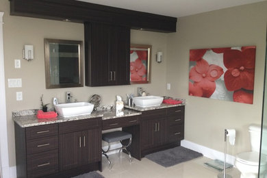 Ejemplo de cuarto de baño principal moderno grande con armarios estilo shaker, puertas de armario de madera en tonos medios, sanitario de dos piezas, paredes beige y lavabo sobreencimera