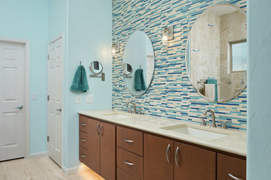 Idéer för ett stort modernt beige en-suite badrum, med bruna skåp, en öppen dusch, blå kakel, blå väggar, klinkergolv i porslin, bänkskiva i kvarts, beiget golv, glaskakel, ett undermonterad handfat, släta luckor och med dusch som är öppen