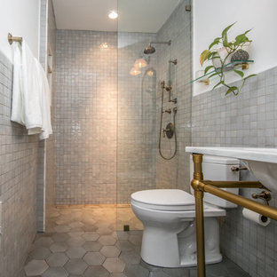 Mittelgroßes Klassisches Duschbad mit weißen Schränken, bodengleicher Dusche, Wandtoilette mit Spülkasten, grauen Fliesen, Terrakottafliesen, grauer Wandfarbe, Keramikboden, Unterbauwaschbecken, Marmor-Waschbecken/Waschtisch, grauem Boden, offener Dusche, weißer Waschtischplatte, Einzelwaschbecken und freistehendem Waschtisch in Atlanta