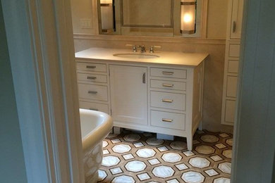 Modelo de cuarto de baño clásico pequeño con baldosas y/o azulejos beige