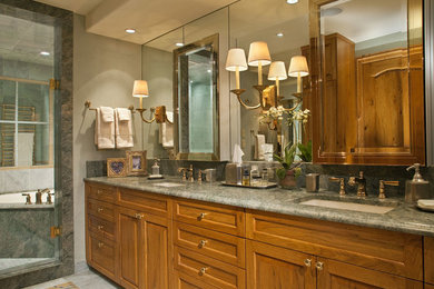 Exempel på ett stort klassiskt en-suite badrum, med luckor med upphöjd panel, skåp i mellenmörkt trä, ett hörnbadkar, en dusch i en alkov, beige väggar, klinkergolv i keramik, ett undermonterad handfat, bänkskiva i kvartsit, grått golv och dusch med gångjärnsdörr
