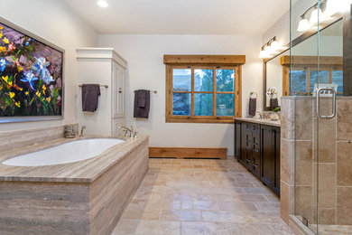 Foto de cuarto de baño principal tradicional renovado con puertas de armario de madera en tonos medios, bañera encastrada sin remate, baldosas y/o azulejos beige, paredes blancas, suelo de travertino y encimera de granito