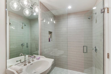 Esempio di una stanza da bagno per bambini di medie dimensioni con doccia a filo pavimento, piastrelle grigie, piastrelle in ceramica, pavimento con piastrelle in ceramica e lavabo a colonna