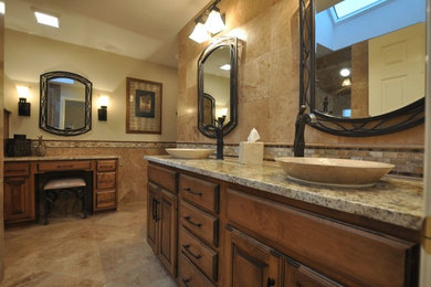 インディアナポリスにあるトラディショナルスタイルのおしゃれな浴室の写真