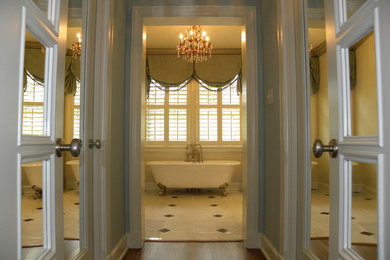 Idéer för ett mellanstort klassiskt en-suite badrum, med luckor med upphöjd panel, ett badkar med tassar, stenkakel, beige väggar, klinkergolv i porslin och marmorbänkskiva