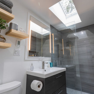 Réalisation d'une petit salle de bain principale design avec un placard à porte plane, des portes de placard marrons, une douche ouverte, un WC séparé, un carrelage gris, des carreaux de porcelaine, un mur blanc, un sol en carrelage de céramique, un lavabo posé, un sol gris et une cabine de douche à porte battante.