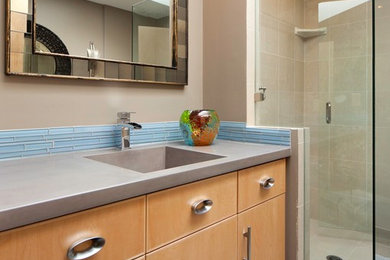 Foto de cuarto de baño moderno con encimera de cemento y lavabo integrado